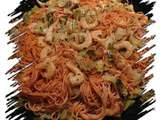 Wok de spaghettis tomate, crevettes et poireau