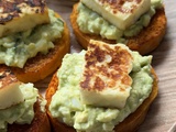 Toasts de patate douce avocat halloumi