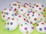 Gros plan sur les oeufs matines et petites meringues aux smarties