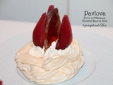 Pavlova aux poires à l'hibiscus et caramel beurre salé