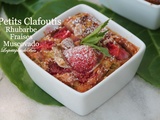 Petits clafoutis rhubarbe, fraises et sucre muscovado