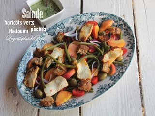 Salade de haricots verts, pêche et halloumi, vinaigrette aux herbes