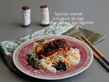 Saumon mariné à la sauce de soja et nouilles sautées aux légumes