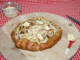 Tarte rustique aux pommes de terre et au beurre à la truffe d'été - balade italienne en Ombrie