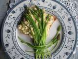 Toast aux oeufs brouillés et asperges sauvages