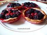 Tartelettes aux bananes, mûres du jardin et groseilles du jardin