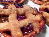 Tartelettes aux prunes du jardin et aux groseilles du jardin