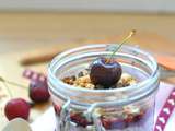 Chia pudding au granola & confiture de cerises