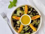 Salade santé : riz noir, concombre, pêches et myrtilles