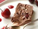 Nougat glacé au chocolat, noix de cajou et cerises séchées