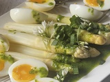 Asperges blanches en vinaigrette à l’ail des ours