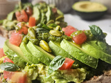 Avocado toast au pesto de basilic et pistaches