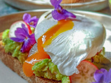 Avocado toast printanier aux fleurs de violette