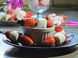 Brochettes de fraises et chamalows pour fondue au chocolat