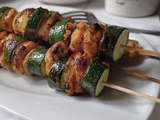 Brochettes de lapin à la provençale, courgettes & huile d’olive