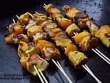 Brochettes de poulet et pêche à la plancha — l’été en couleurs
