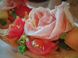 Bruschetta apéritive aux tomates cerises et chiffonnade de jambon de pays