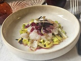Carpaccio de St Jacques aux pickles de betterave & poireau grillé