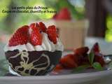 Coque en chocolat, fraises et chantilly