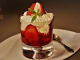 Coupes de fraises marinées à la verveine citronnelle et chantilly