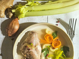 Cuisse de lapin vapeur, bouillon clair au gingembre et baies roses, salsifis et légumes divers
