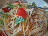 Économique de spaghettis aux sardines en boîte