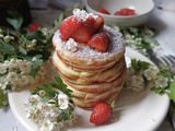 Fluffy pancakes fraises & fleurs d'aubépine