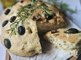 Focaccia généreuse aux olives et herbes aromatiques