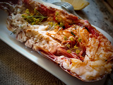 Homard bleu, beurre aromatisé au fenouil sauvage, cuisson à la plancha