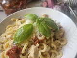 One‑pot pasta au poulet, tomates confites et basilic