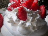 Pavlova fraise et fleurs de sureau