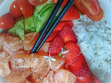 Poke bowl au saumon, avocat et fraises