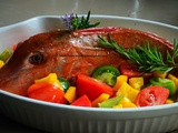 Rouget grondin au vin blanc, tomates et poivron