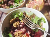 Salade d’automne à la mâche, betterave, noix et grenade : une entrée pleine de couleurs et de bienfaits