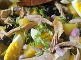 Salade de pommes de terre au poulet, œufs durs & cornichons