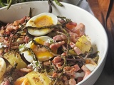 Salade de pommes de terre, œufs mollets, respounchous et lardons