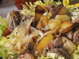 Salade frisée aux gésiers de poulet et pommes de terre sautées