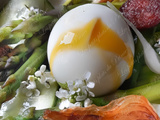 Salade printanière pour Pâques : asperges vertes, oignons nouveaux et œuf mollet