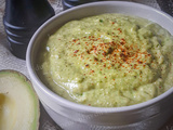 Sauce crémeuse antigaspi à l'avocat et fanes de radis