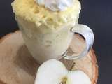 Gâteau rapide aux pommes dans une tasse