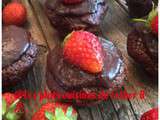 Mini muffins aux fraises et glaçage au chocolat