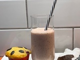 Smoothie aux fraises, bananes et lait de coco