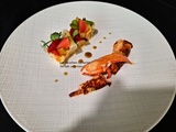 Homard poché au court bouillon, salade coleslaw, pickles, condiment acidulé