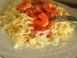 Fettucine aux crevettes, salsa de tomates aux saveurs méditerraneennes