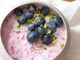 Skyr aux framboises, myrtilles et graines de chia