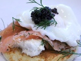 Crêpes de pommes de terre au saumon, caviar et œuf poché