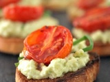 Crostini à l’avocat et au fromage de chèvre et ses tomates rôties