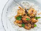 Boulettes de poulet avec une sauce à l’oignon