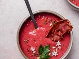 Gazpacho tomates et framboises avec ses chips de jambon cru