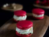 Macarons aux fraises et à la crème de pistache